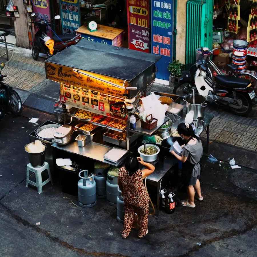 Không gian quán buổi tối
